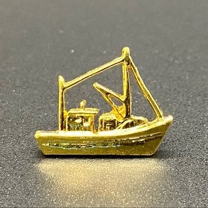 🛍 Vintage Goldtone Sailboat Lapel Pin